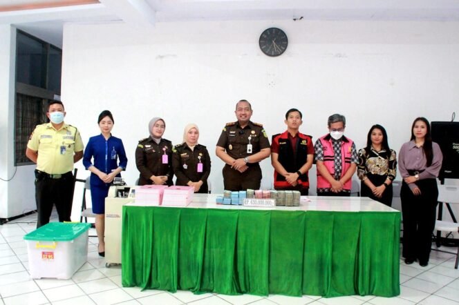 
					Kasus Korupsi Dana TPG dan THL di Dinas Pendidikan Minahasa: Tersangka Diserahkan ke Kejari