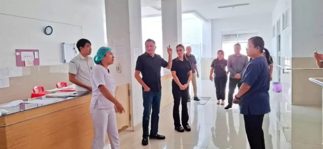 
					Tak Kenal Libur, Bupati Ronald Kandoli Tinjau Langsung Layanan RSUD Mitra Sehat