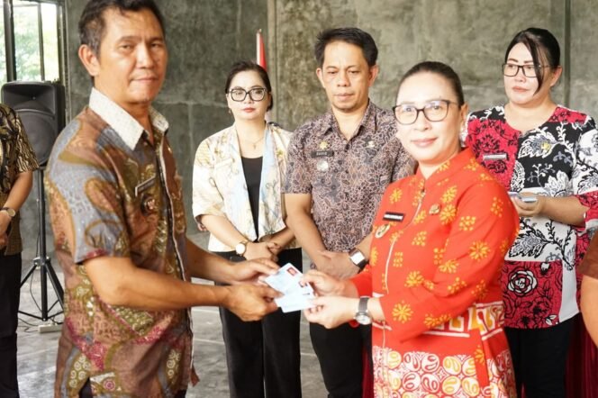 
					Wabup Vasung Dukung Layanan Jemput Bola Dokumen Kependudukan di Tombariri