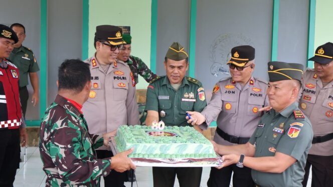 
					Sinergitas TNI–Polri Semakin Kokoh, Kapolres Minahasa dan Tomohon Beri Ucapan HUT TNI ke-80 di Kodim 1302/Minahasa