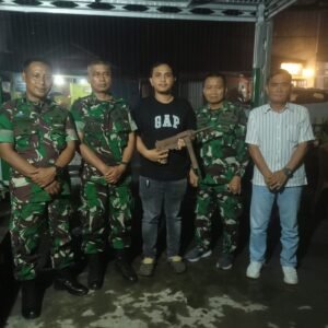 Warga Minsel Serahkan Senjata Jenis PM ke Koramil 1302-16/Tumpaan