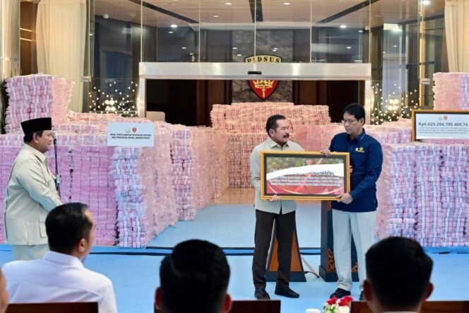 
					Presiden Prabowo Apresiasi Kinerja Satgas PKH, Negara Selamatkan Rp6,62 Triliun dan Kuasai Kembali 4 Juta Hektare Hutan