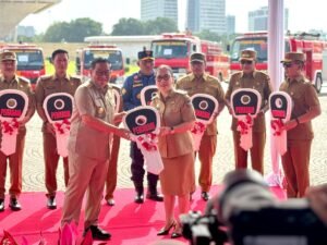 Wakil Bupati Vanda Sarundajang Hadiri Penyerahan Hibah Armada Damkar untuk Minahasa