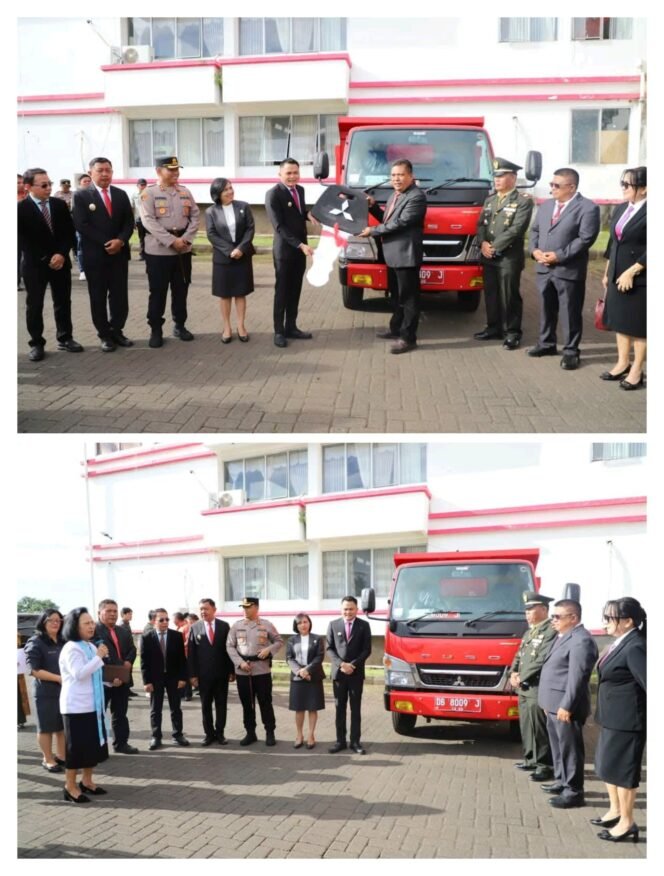 
					Bupati Mitra Ronald Kandoli Serahkan Armada Sampah Baru untuk DLH Mitra