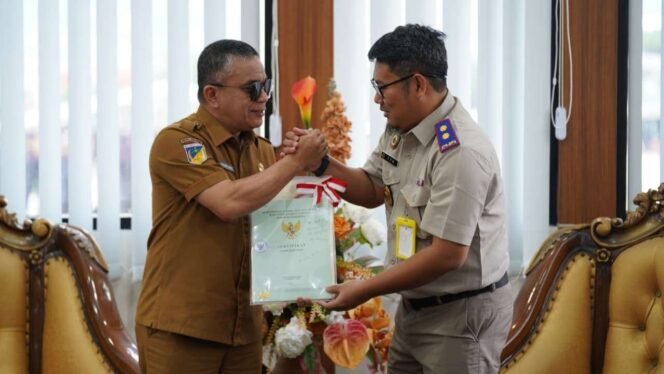 
					Wali Kota Palu Terima Sertifikat Aset Daerah dari BPN