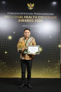 Bupati Mitra Ronald Kandoli Terima Penghargaan UHC Pratama di Jakarta