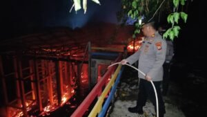 Personil Polsek Kombi Sigap Tangani Kebakaran di Ranowangko Beach Resort