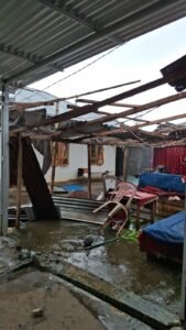 PUTING BELIUNG TERJANG TOULIMEMBET, ATAP RUMAH WARGA PORAK-PORANDA