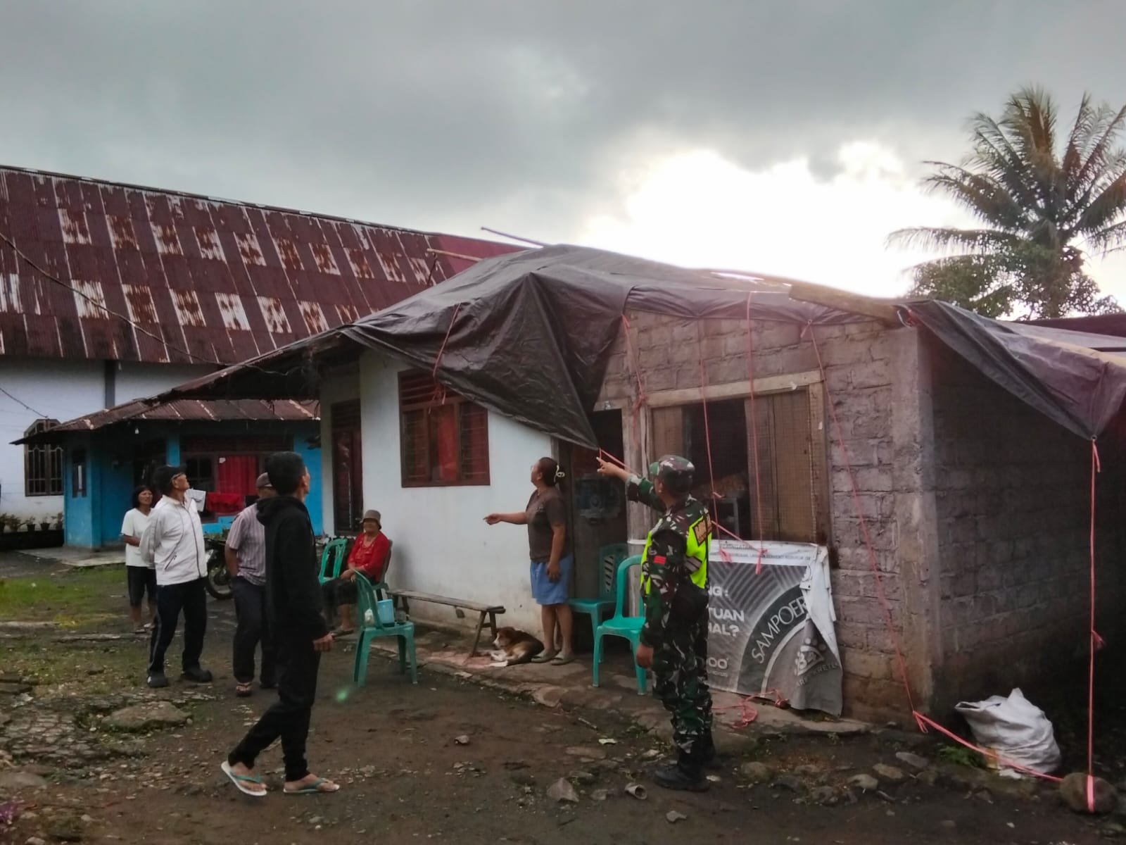Sigap Tangani Bencana, Babinsa dan Pemerintah Bantu Warga Toulimembet