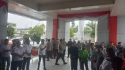 Warga Winebetan Kepung Kantor Bupati, Pemberhentian Hukum Tua Dipersoalkan