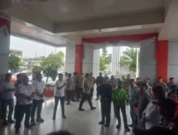 Warga Winebetan Kepung Kantor Bupati, Pemberhentian Hukum Tua Dipersoalkan