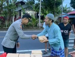 Ramadan Humanis: Kapolsek Toulimambot Pimpin Aksi Berbagi Takjil