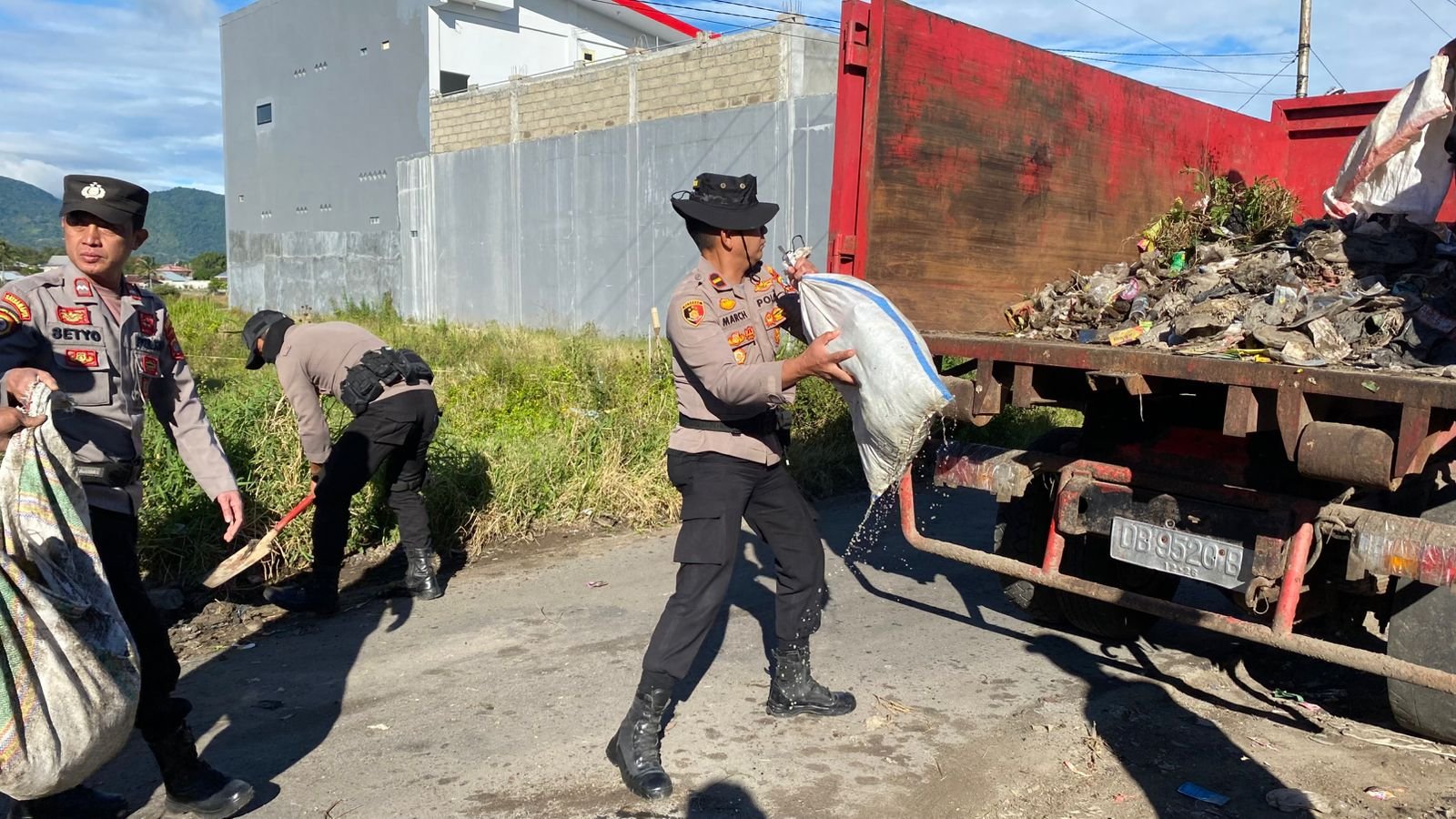 Pasar Langowan Disisir Aparat, Kebersihan Jadi Perhatian Serius